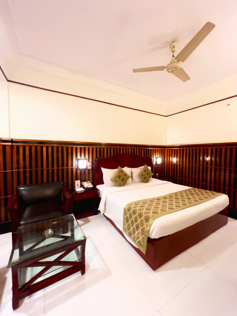 Bed, Photo of the whole room, fireplace