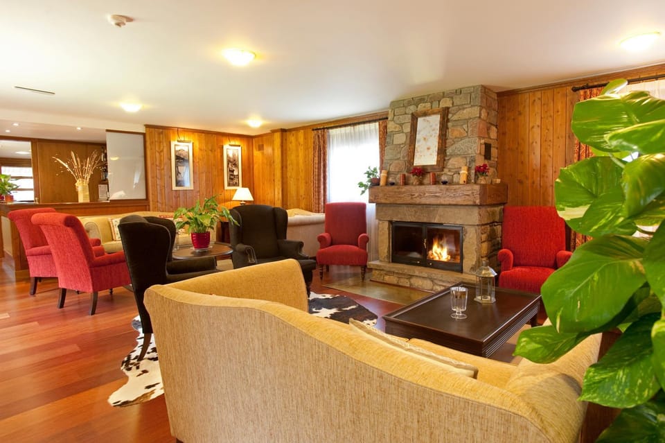 Communal lounge/ TV room, Lobby or reception, Lounge or bar