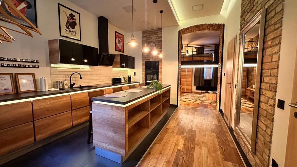 Kitchen or kitchenette, Dining area, oven