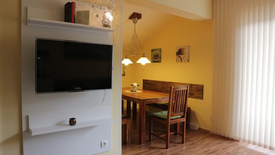 TV and multimedia, Seating area, Dining area