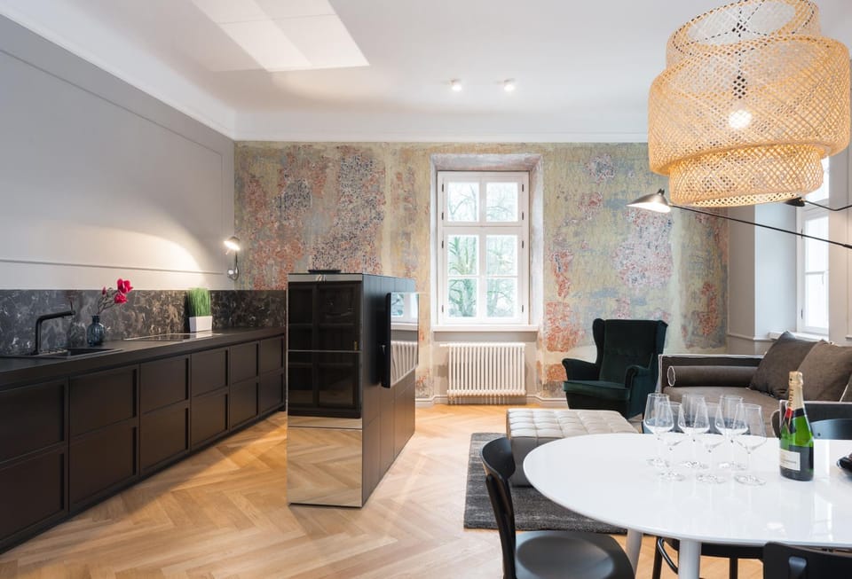 Kitchen or kitchenette, Living room, Seating area, Dining area