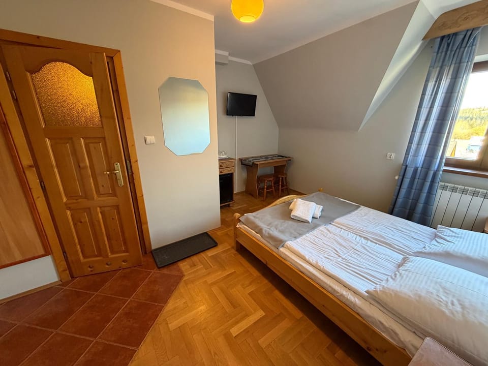 Bed, TV and multimedia, Photo of the whole room, towels, wardrobe