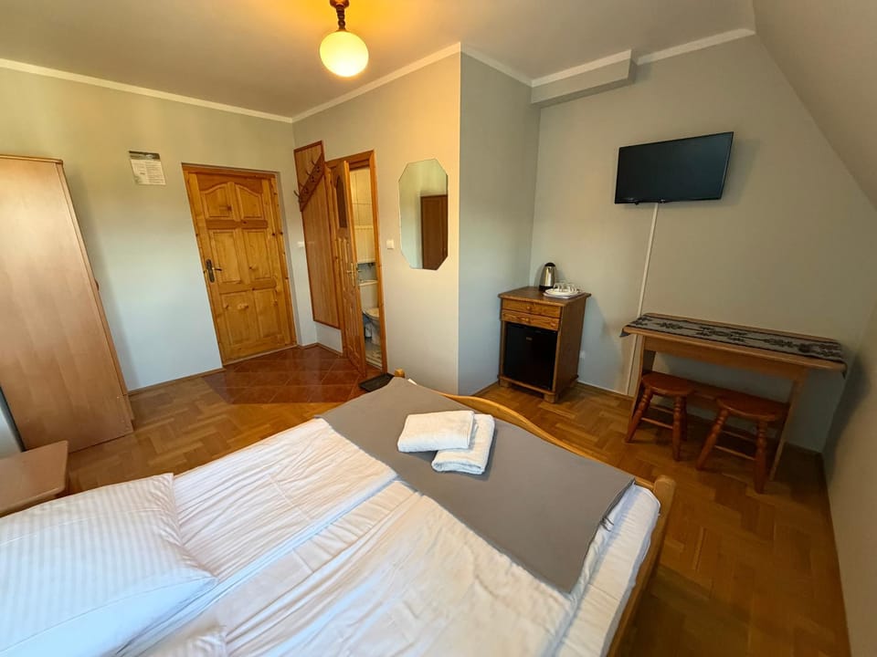 Bed, TV and multimedia, Photo of the whole room, towels, wardrobe