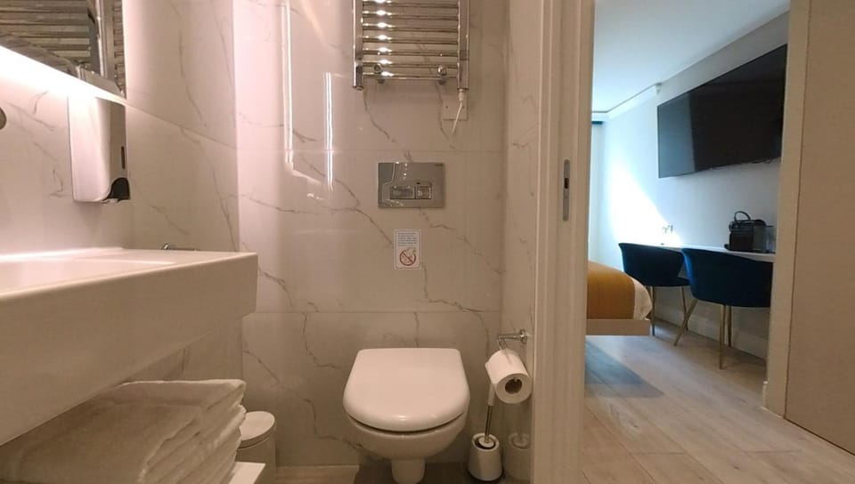 Toilet, Bathroom, towels