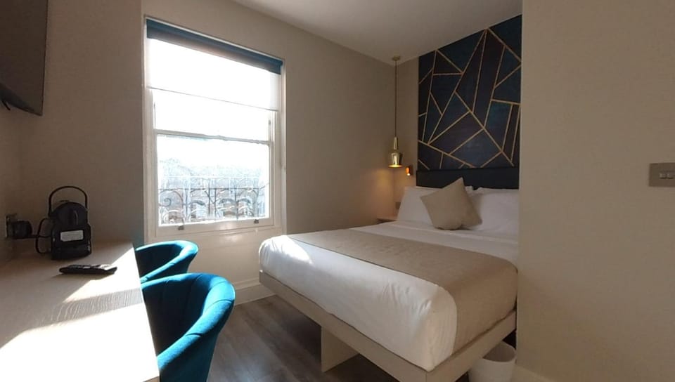 Bed, Coffee/tea facilities, Seating area, Bedroom