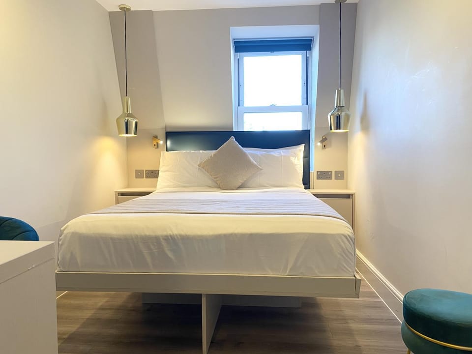 Bed, Seating area, Bedroom