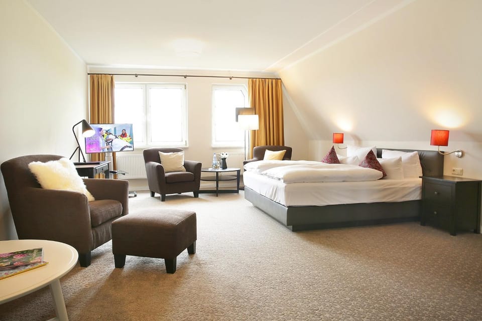 Bed, TV and multimedia, Photo of the whole room, Seating area, Bedroom