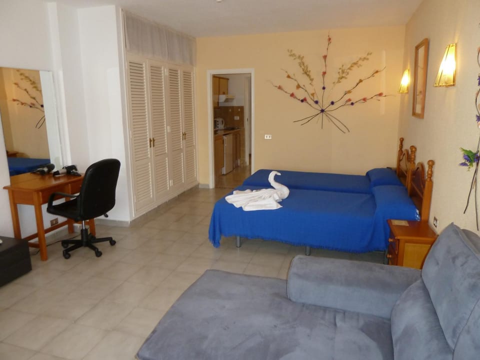 Photo of the whole room, Decorative detail