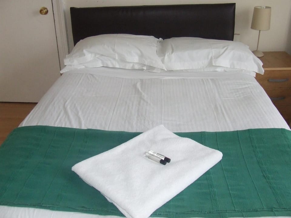 Cedars House Hotel Bed and Breakfast in Croydon