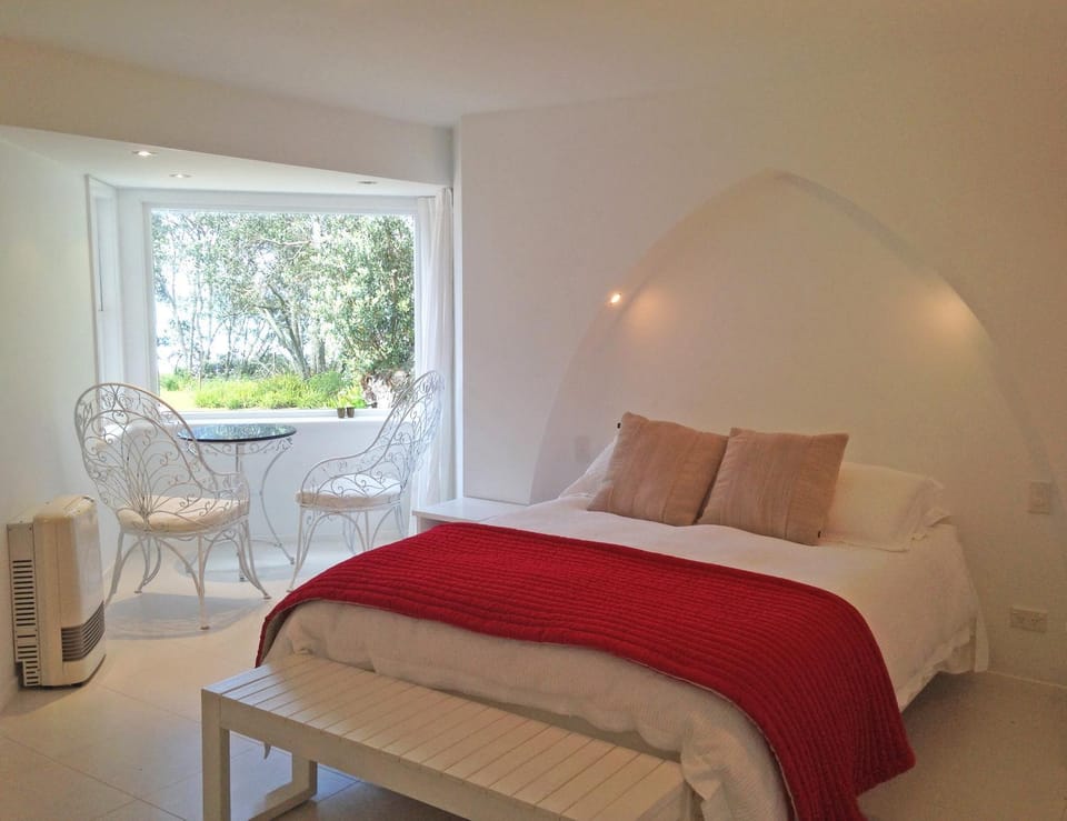 Bed, Dining area, Bedroom