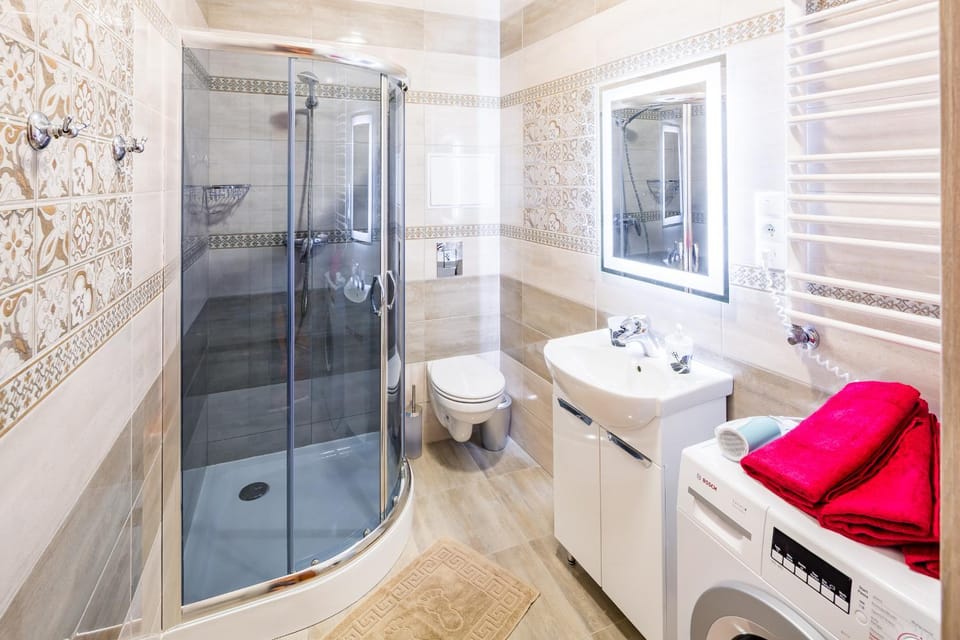 Shower, Toilet