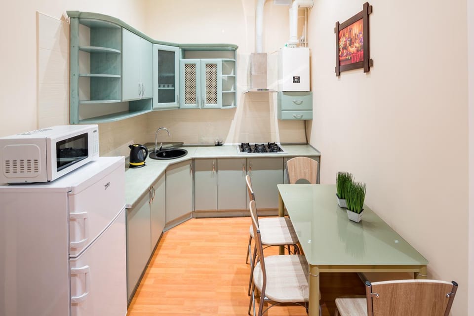 Kitchen or kitchenette, Dining area