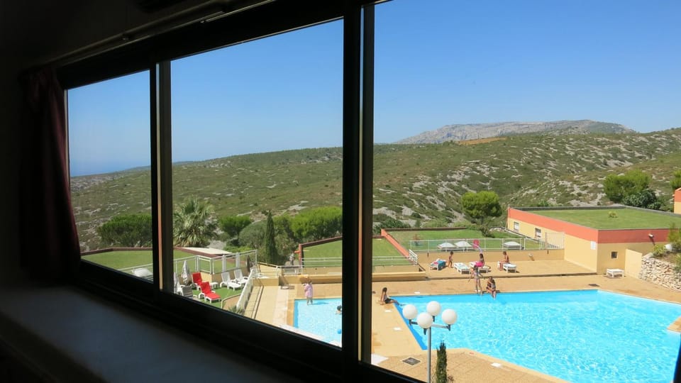 Mountain view, Pool view, Sea view