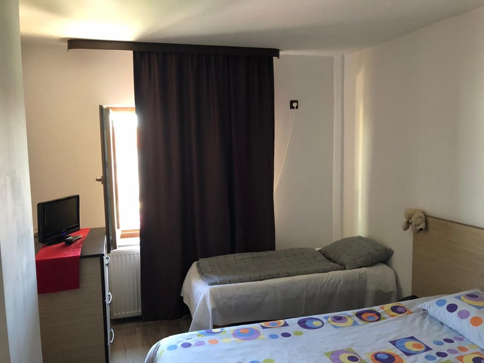 Bed, TV and multimedia, Photo of the whole room