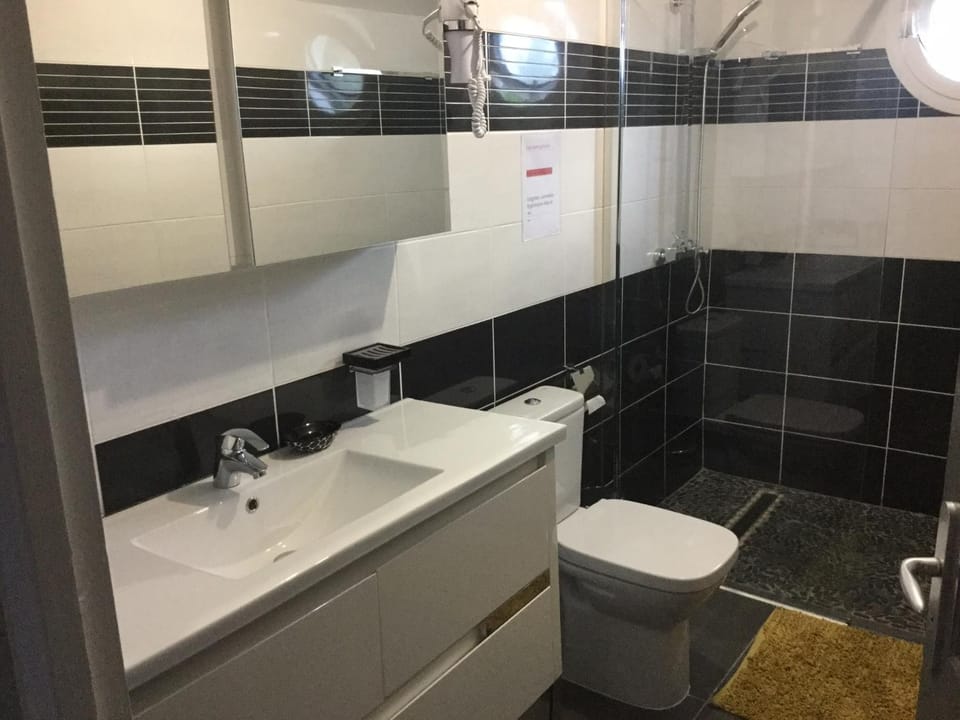 Shower, Toilet