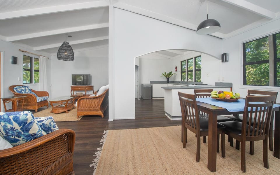 Seating area, Dining area, kitchen