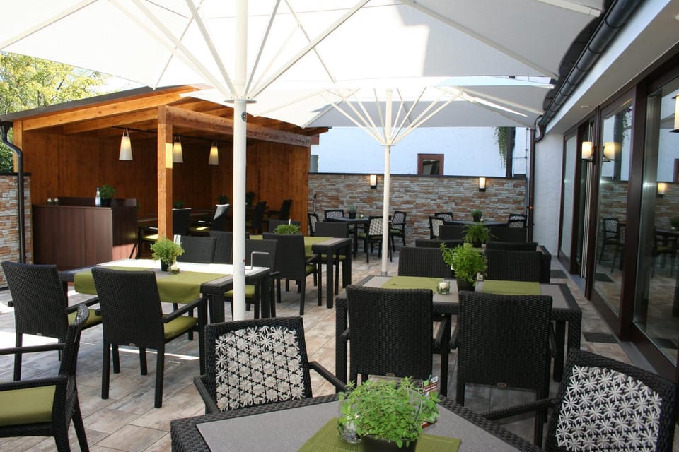 Restaurant/places to eat, Day, Summer, Seating area