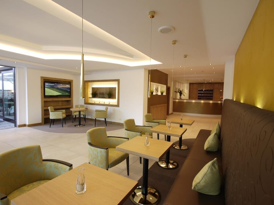 TV and multimedia, Lounge or bar, Seating area