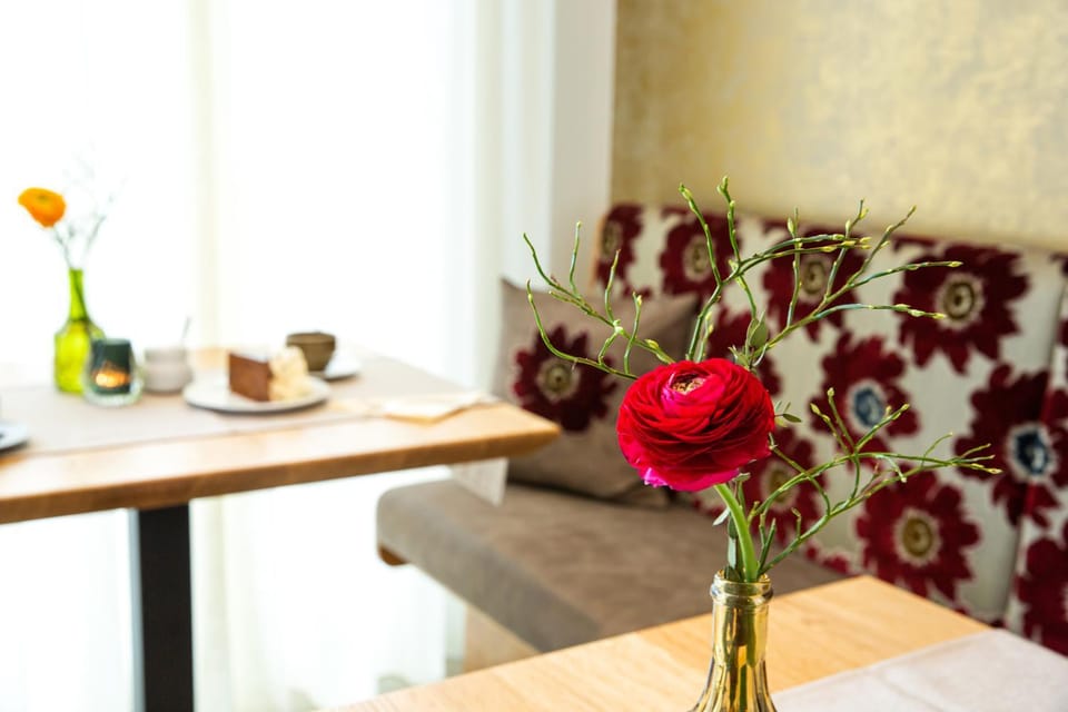 Restaurant/places to eat, Decorative detail, Seating area, Dining area