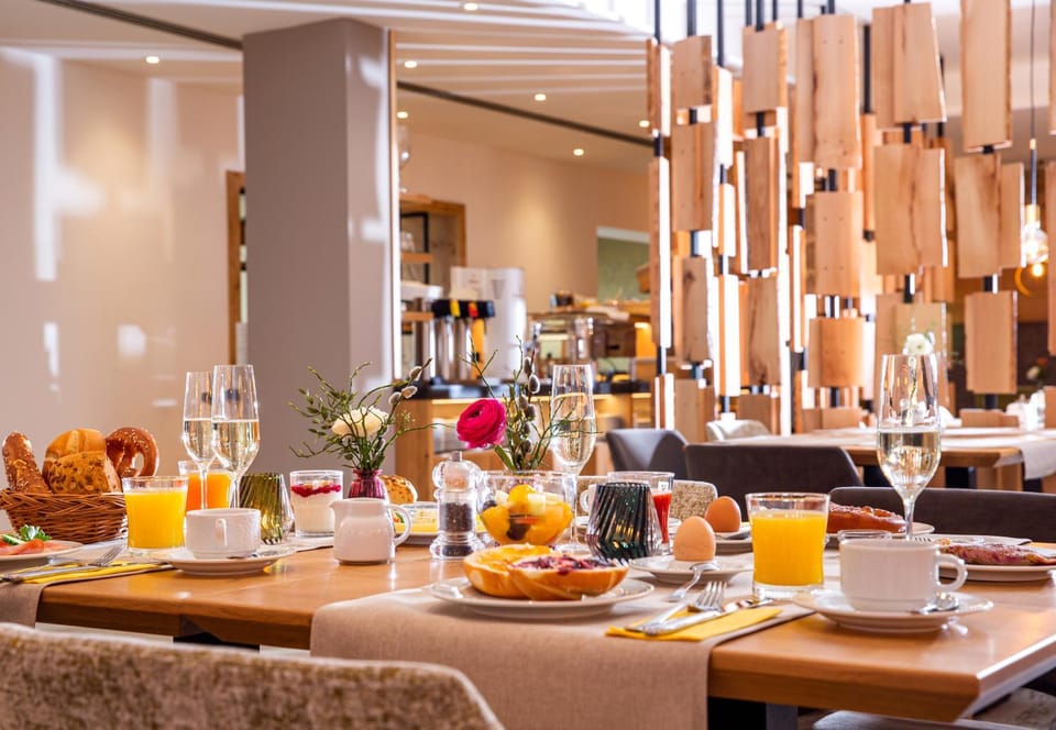 Restaurant/places to eat, Food and drinks, Banquet/Function facilities, Food, Breakfast, Continental breakfast, Buffet breakfast, Drinks