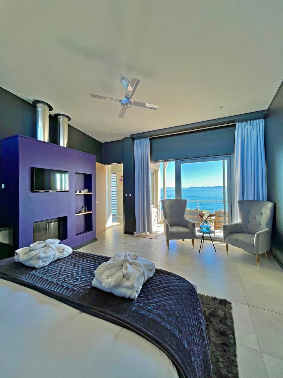 Photo of the whole room, Sea view
