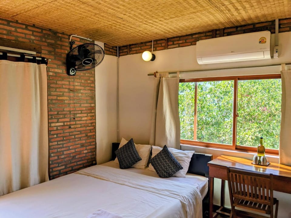 Bed, Photo of the whole room, Bedroom, air conditioner
