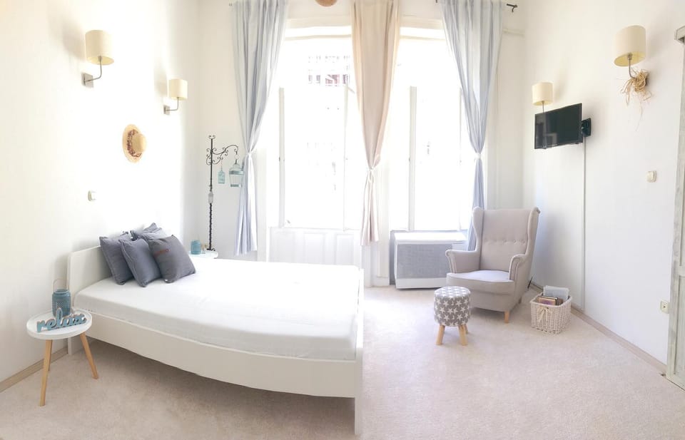 Spring, Bed, Day, Bedroom, On site