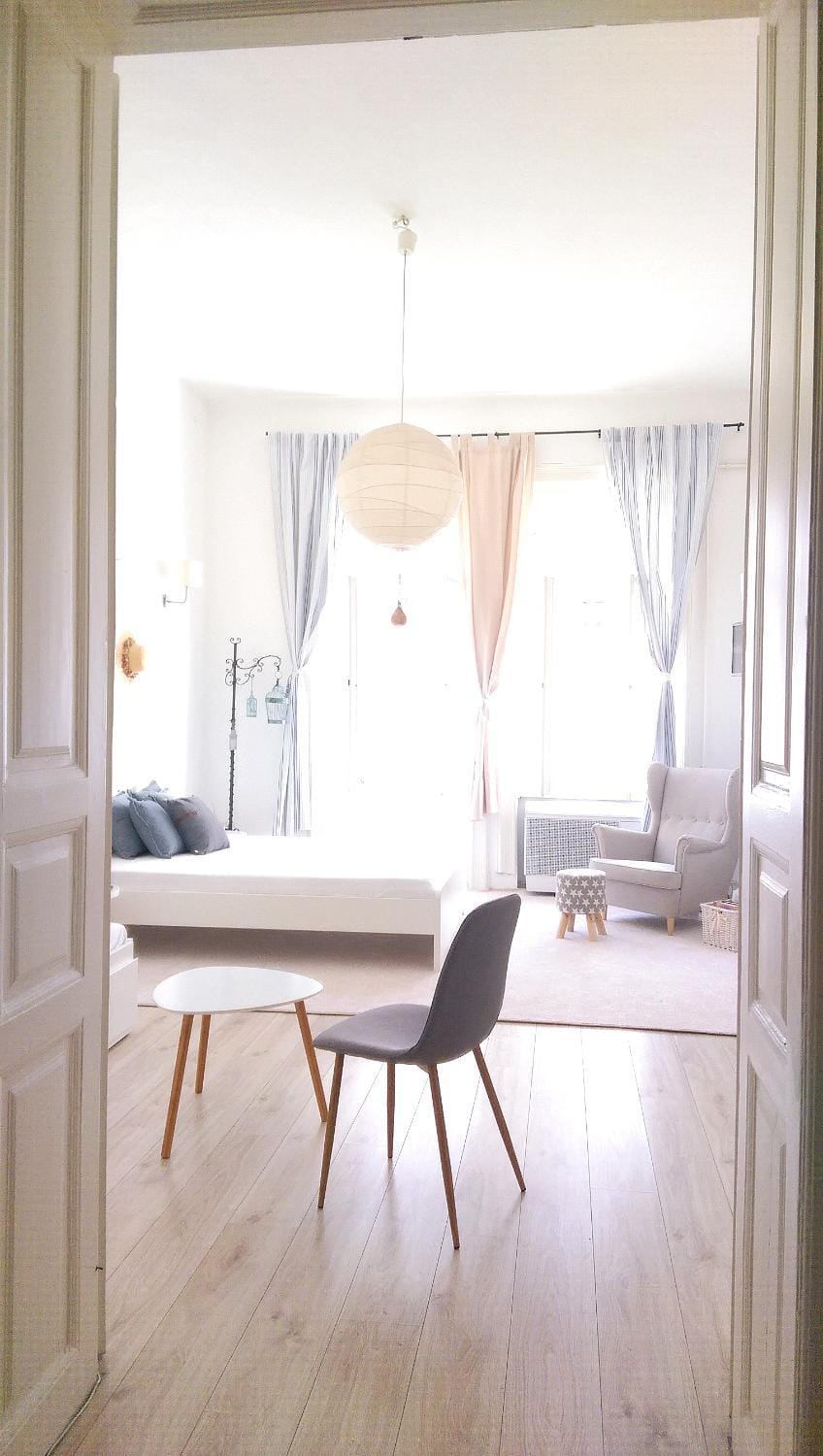 Spring, Bed, Day, Seating area, Bedroom, On site