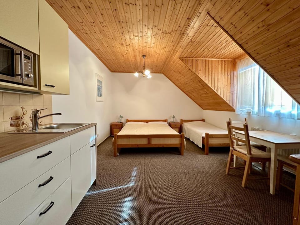 Kitchen or kitchenette, Seating area