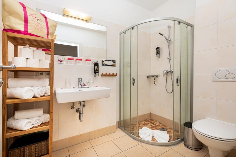 Shower, Toilet, Bathroom, towels