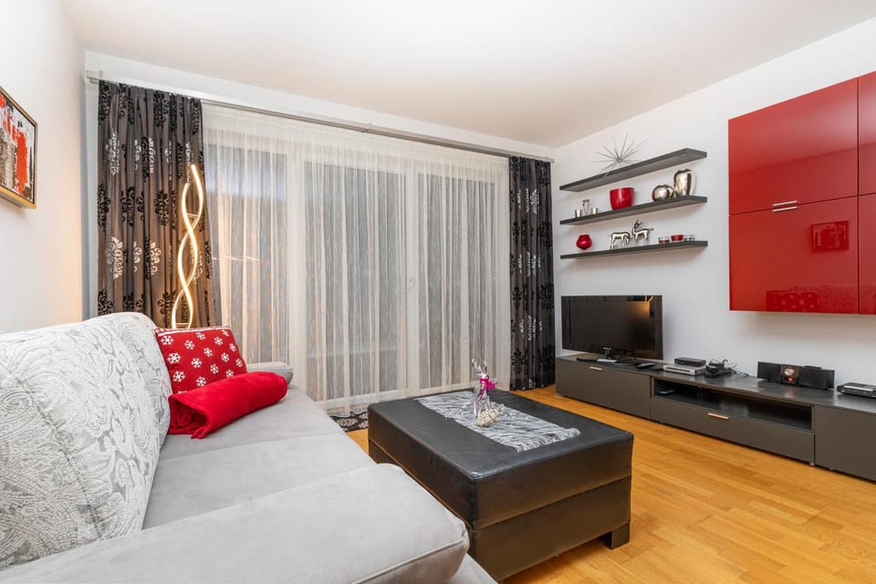 TV and multimedia, Kitchen or kitchenette, Living room