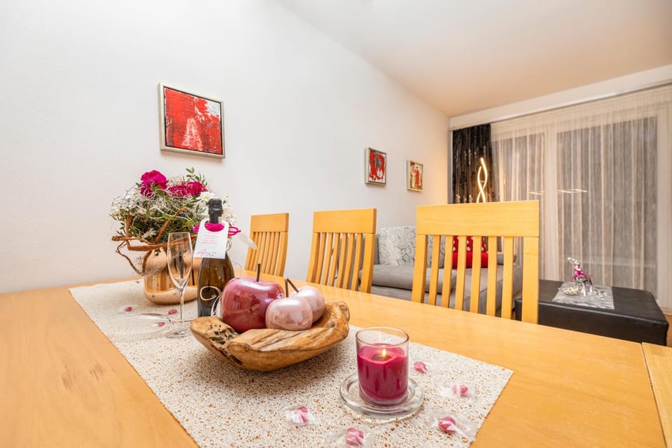 Living room, Food and drinks, Seating area, Food