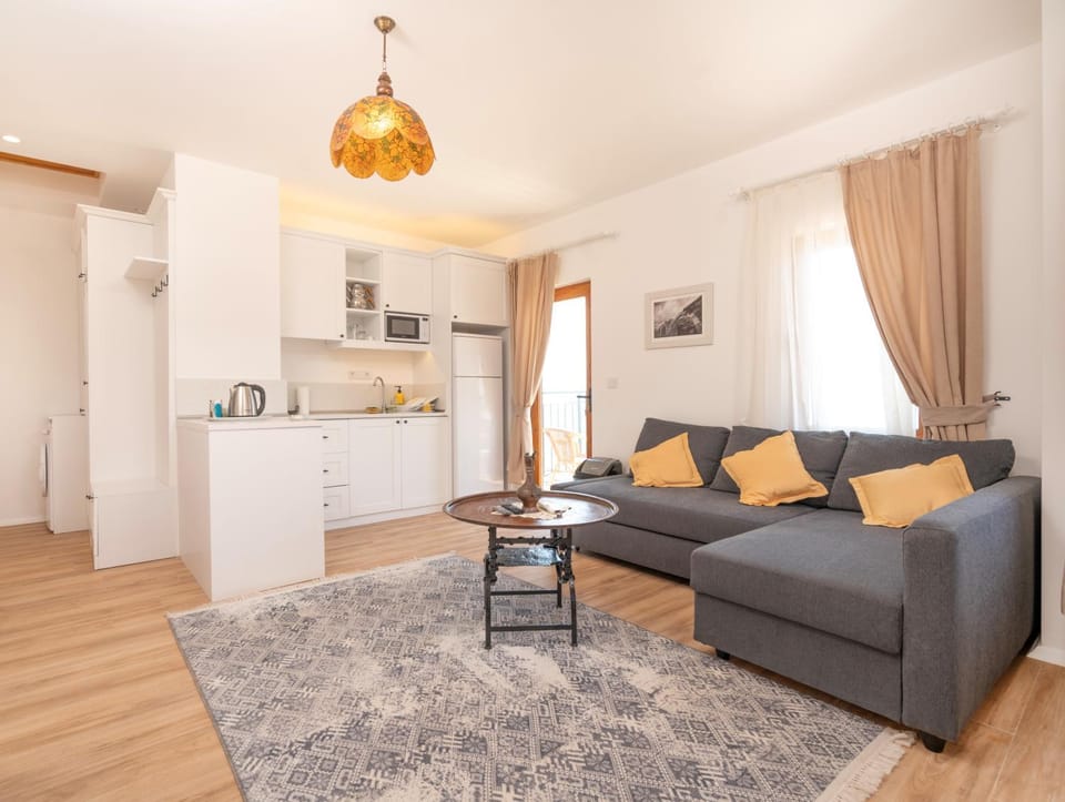 Kitchen or kitchenette, Living room, Seating area, minibar