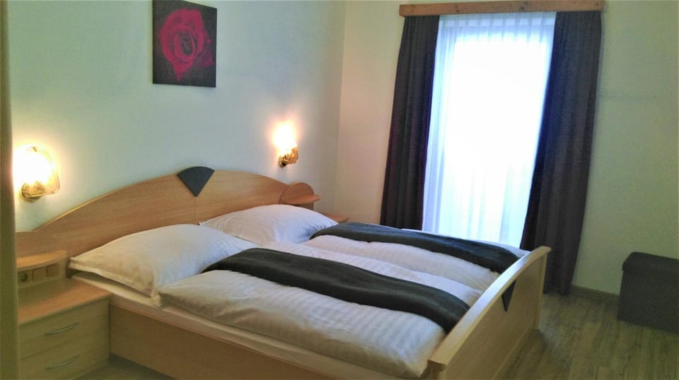 Bed, Photo of the whole room, Decorative detail