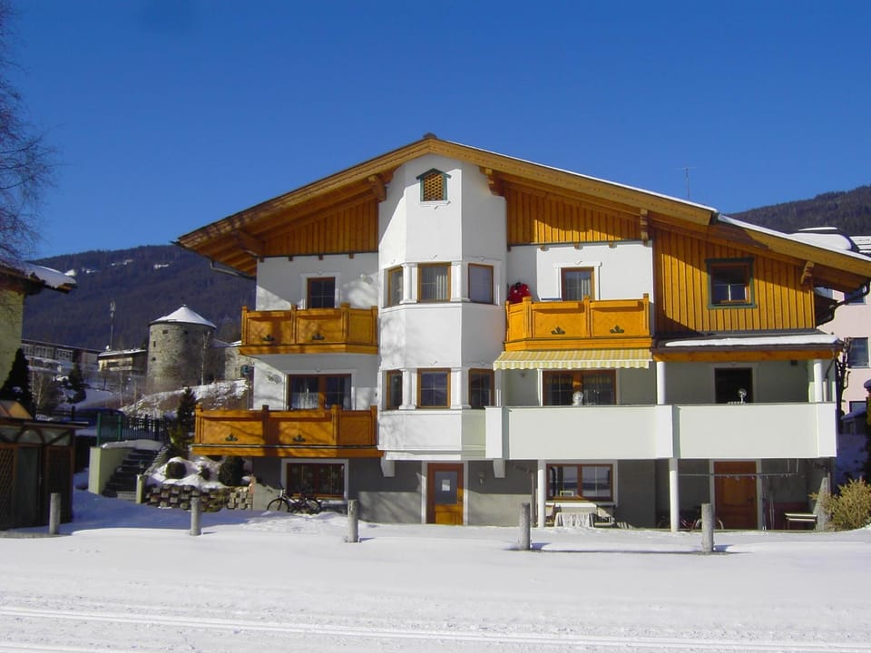 Facade/entrance, Winter, Area and facilities