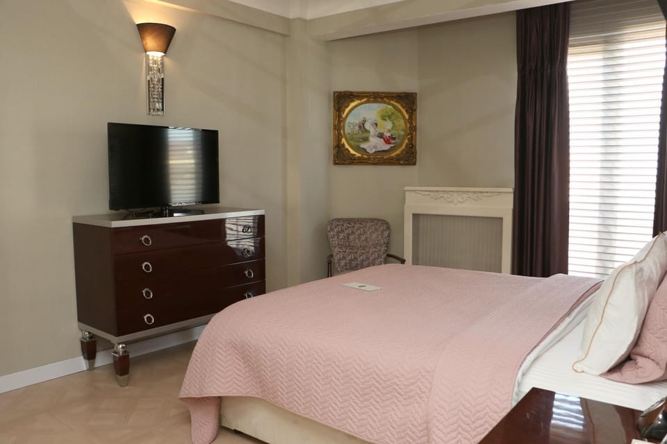 Communal lounge/ TV room, Bed, TV and multimedia, Bedroom