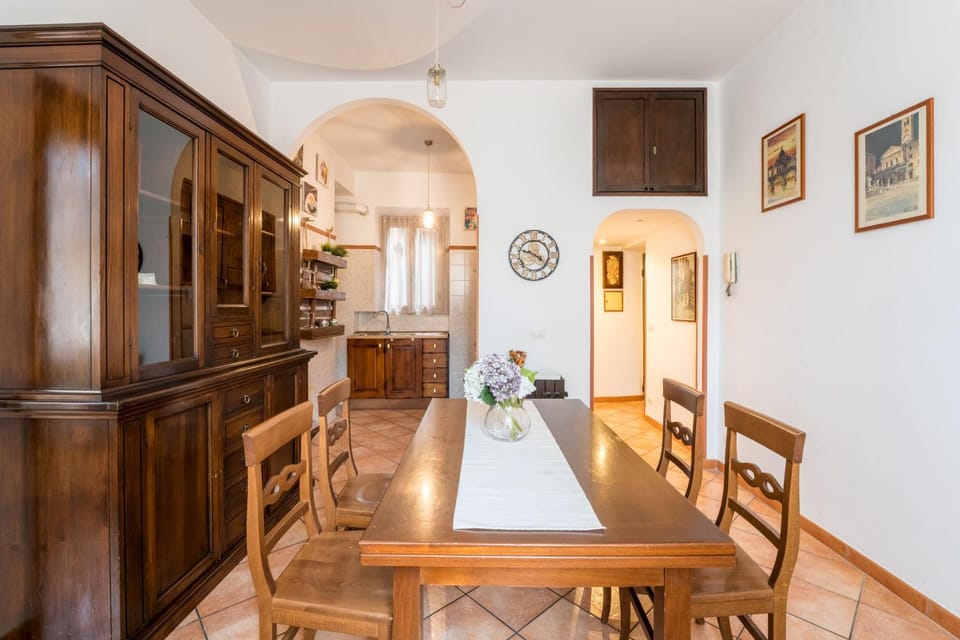 Photo of the whole room, Dining area, Lunch
