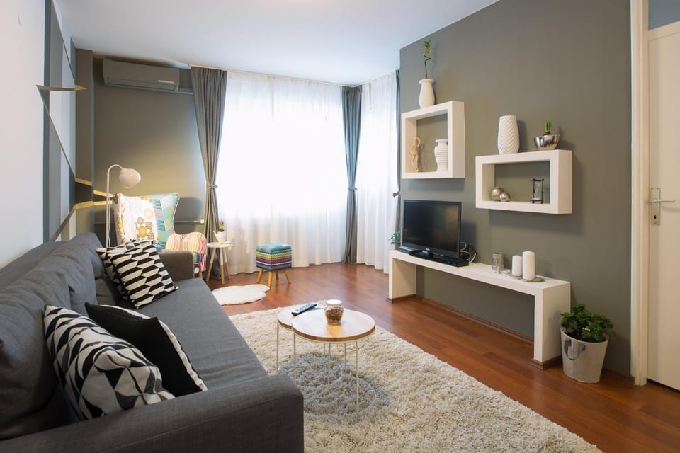 Day, Living room, Seating area