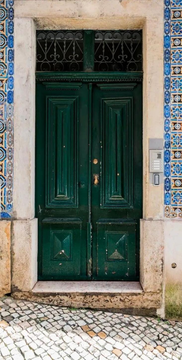 Cozy 1st Floor Flat Central Chiado District With Balconies and AC 19th Century building Apartment in Lisbon