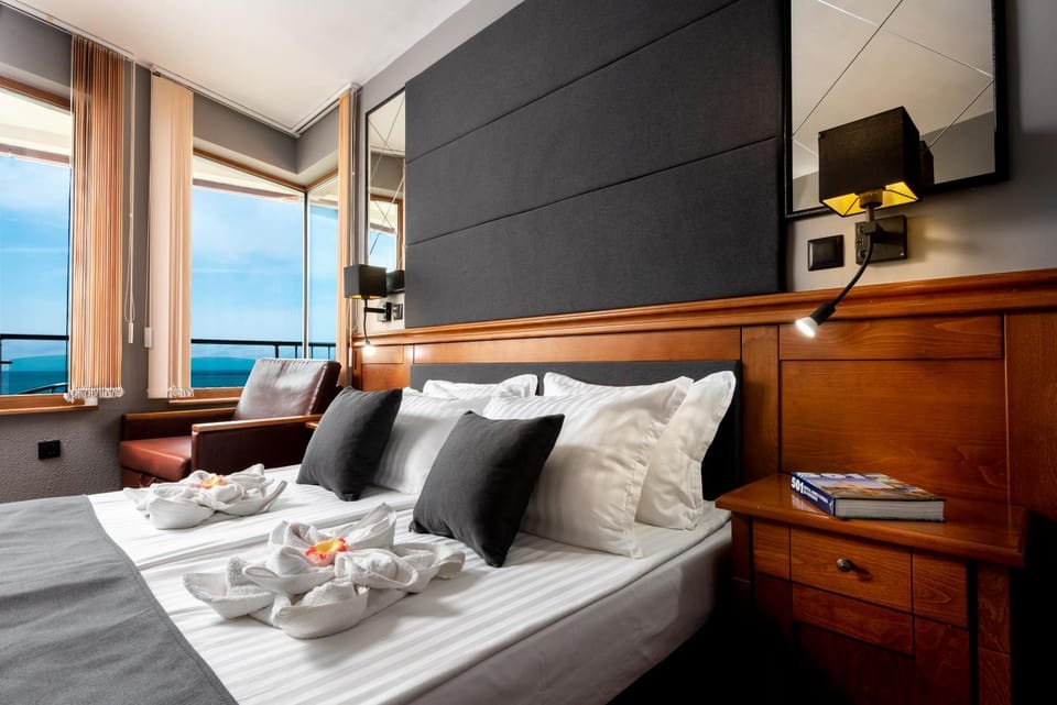 Photo of the whole room, Sea view