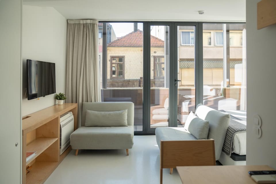 Bed, TV and multimedia, Living room, Seating area, Evening entertainment, Bedroom
