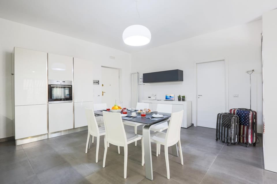 TV and multimedia, Coffee/tea facilities, Kitchen or kitchenette, Photo of the whole room, Dining area