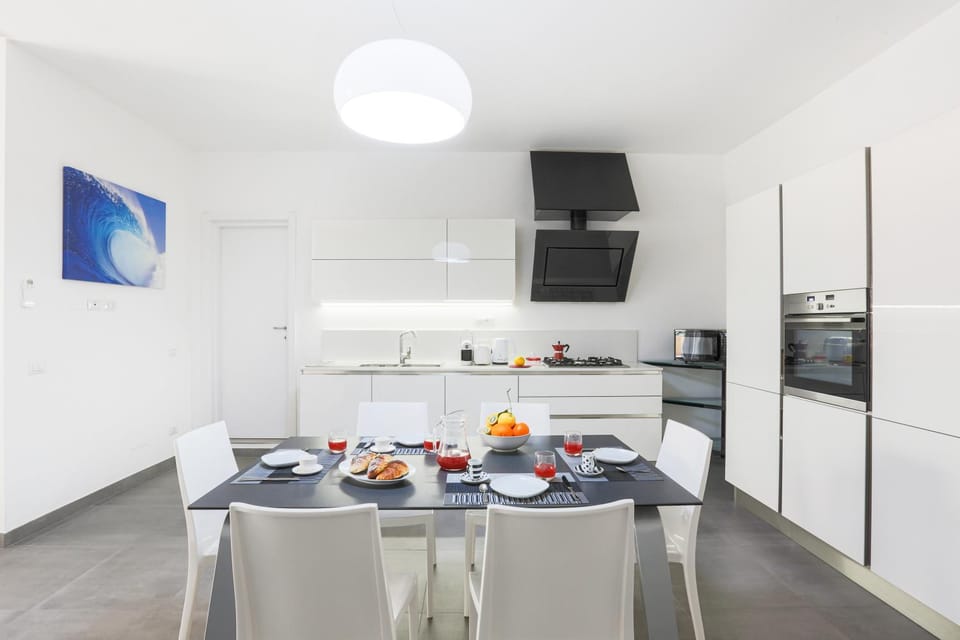 Coffee/tea facilities, Kitchen or kitchenette, Seating area, Dining area