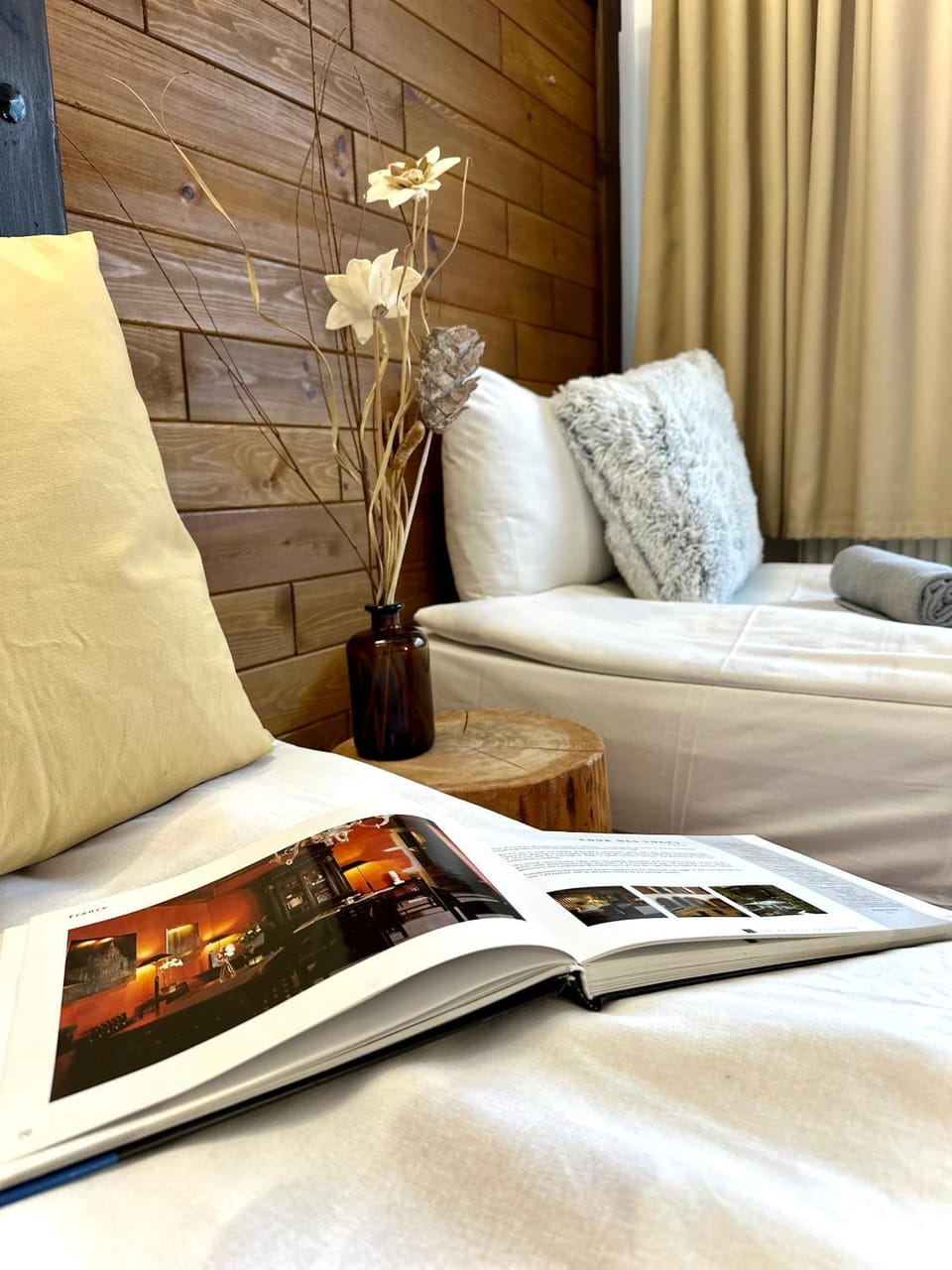 Bed, Photo of the whole room, Seating area, Bedroom