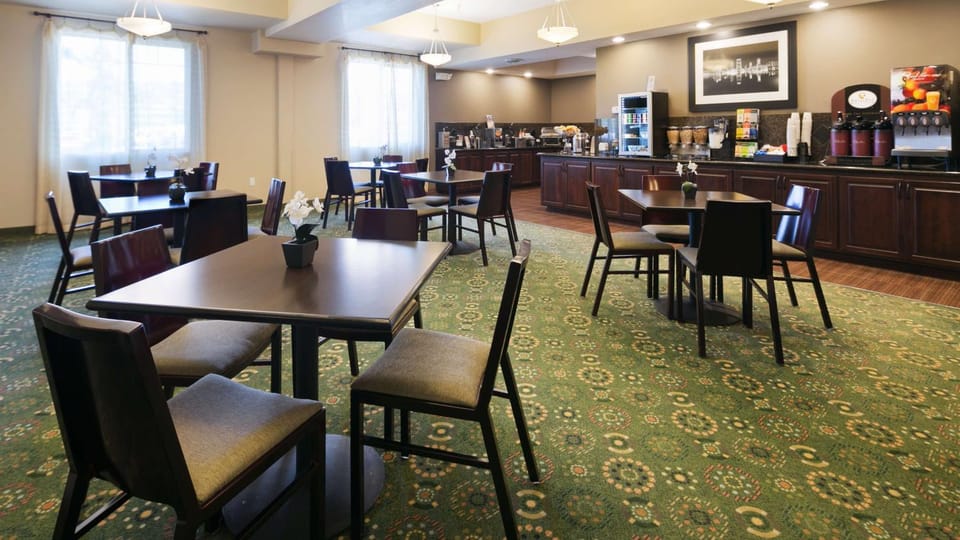 Restaurant/places to eat, Dining area, On site, Breakfast