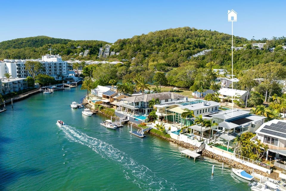 Iluka, Luxurious Riverfront Retreat House in Noosa Heads