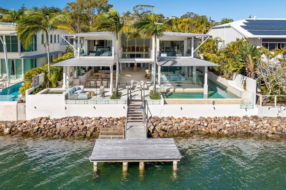 Iluka, Luxurious Riverfront Retreat House in Noosa Heads