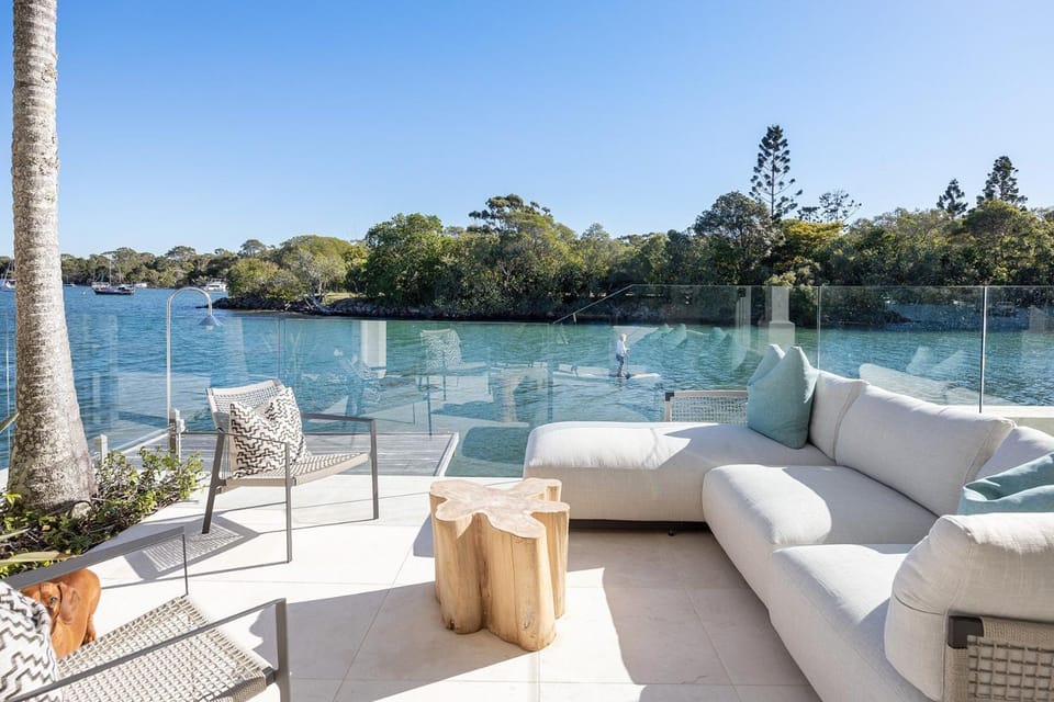 Iluka, Luxurious Riverfront Retreat House in Noosa Heads