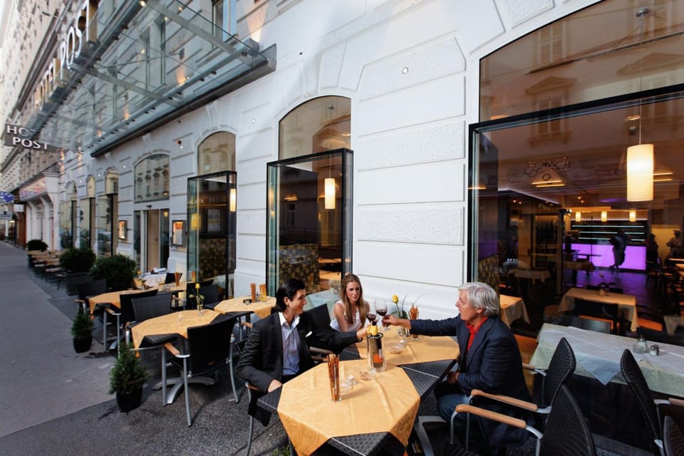 Restaurant/places to eat, Facade/entrance