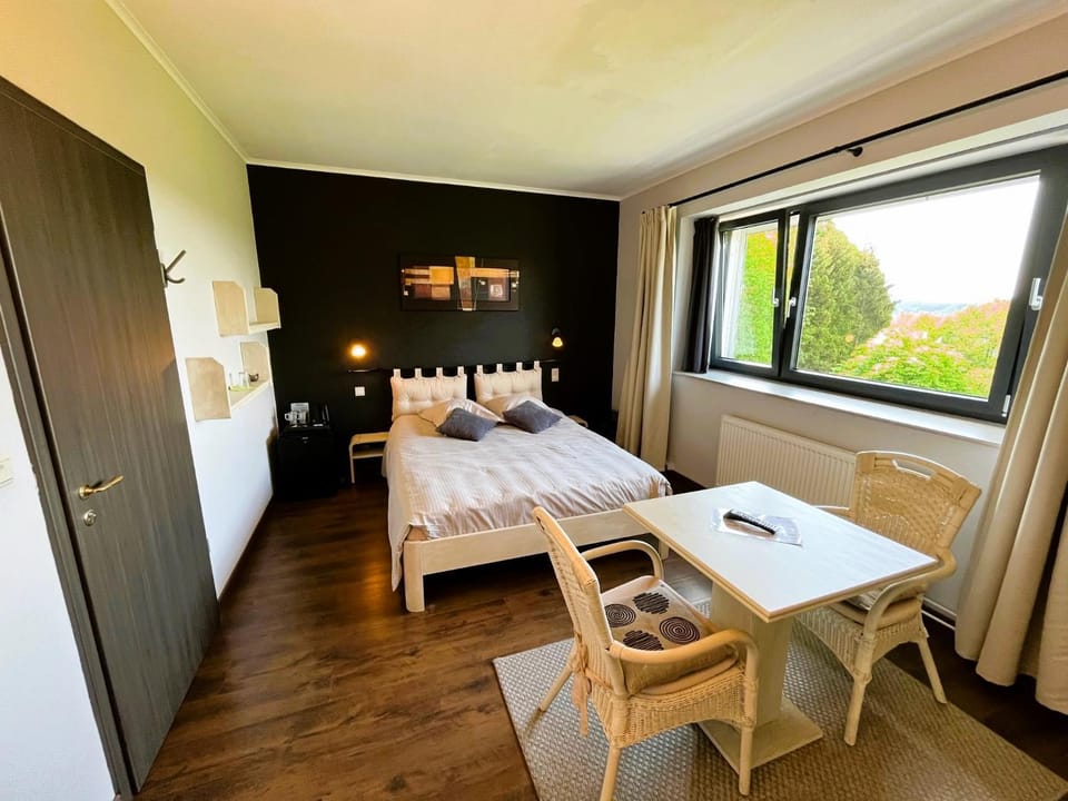 Bed, Bedroom, Garden view